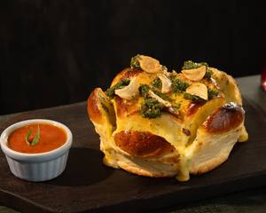 Lulus Special Pull Apart Garlic Bread
