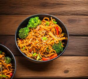 Veg Hakka Noodles with soup [ 250 ml]
