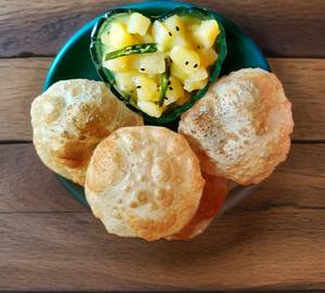 Luchi ( 6 Pis ) With Sada Aloo Torkari