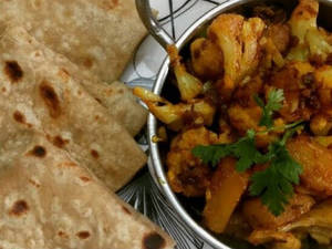 Phulka With Aloo Gobi Masala