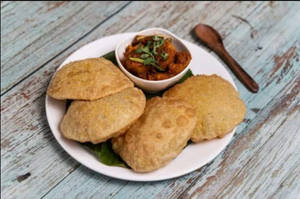 Radhaballavi (4pc)with Aloo Dum