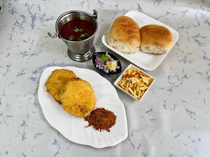 Misal Pav + Batatavada (02pcs)