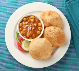 Channa Ki Sabji + 4 Poori + Salad