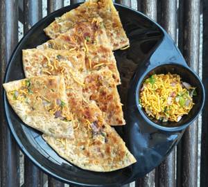 Bhujia Pyaaz Parantha 