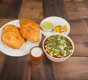 Chhole bhature [2 pieces]