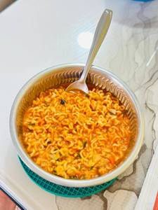 Garlic schezwan maggi