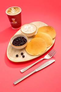 Pancakes With Blueberries And Whipped Cream (305.6 Kcal) (350 g)