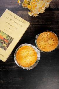 Apple Pie ( served with cream)( 312.7 Kcal)( 100g )