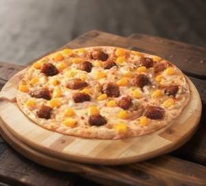 Cheesy olive corn capsicum pizza