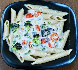 Veg Penne Pasta in White Sauce