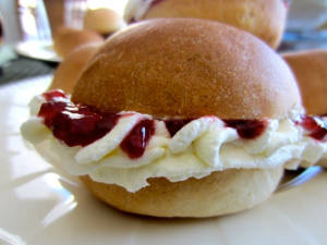 Mini Bun Butter Jam  (2 Pieces)