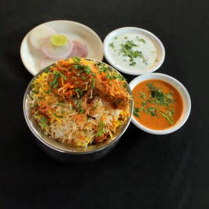 Chicken Half Biryani 2Pcs/Chicken 2 Kabab/Onion Salad/Raita
