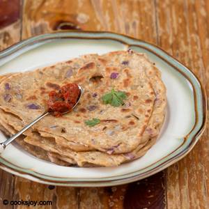 Onion paratha [1 piece]