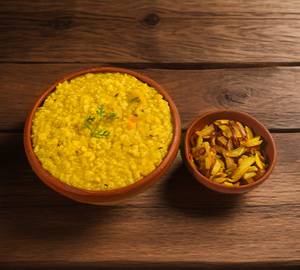 Khichuri with aloo bhaja and papad [750 grams]