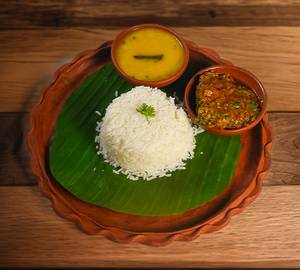 Steamed rice with fish curry with salad