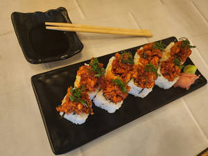 Schezwan Chicken Sushi ( 8 Pcs )