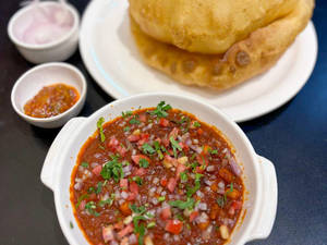 Chole Bhature (2 Pc)