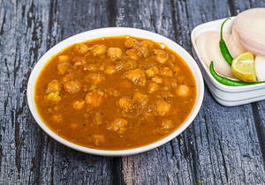 Chole Full With Salad
