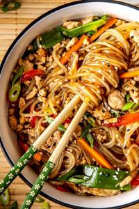 Chicken Garlic Hakka Noodles