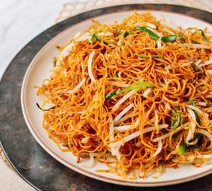 Pan fried noodles in papper and schezwan sauce