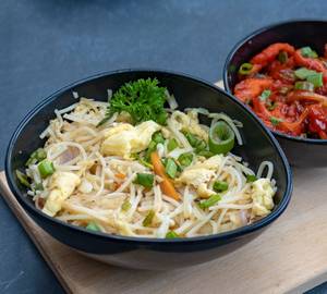 Egg noodles with dragon chicken