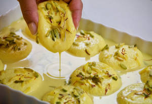 Kesar Pista Rasmalai (2pc)