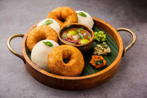 Idli (1 Pc) + Vada (1 Pc) (no Onion & Garlic)