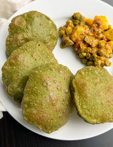 4 pcs palak puri with sabji