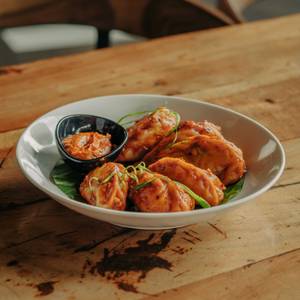 Sriracha Tossed Momos Chicken (6 Pcs)