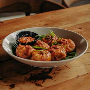 Sriracha Tossed Momos Veg (6 Pcs)