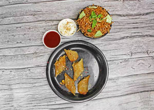 Veg Chowmein [450Ml] + Spring Roll [Full] + 2 Dips