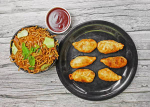 Veg Noodles (450Ml) + Fried Momos (6Pc.) + 1 Mix Dip