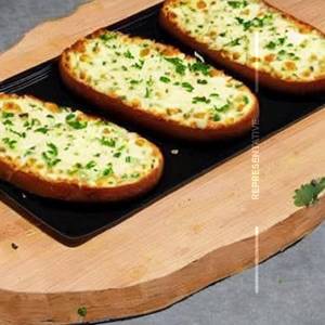Schezwan Cheese Garlic Bread