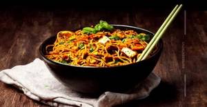 Hot Garlic Paneer Hakka Noodles Bowl