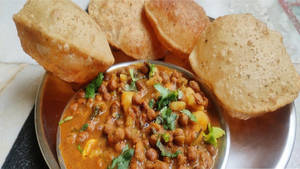 Poori(6) Ke Saath Aloo Parwal Ki Sabji