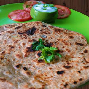 Aloo paratha [2 pieces] with curd