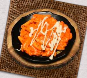 Cheesy mixed sauce pasta