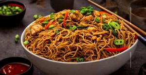 Hot Garlic Chicken Hakka Noodles Bowl