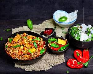 Chilli Paneer Hakka Noodles Bowl