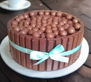 Round Kitkat Nutties Design Chocolate Cake