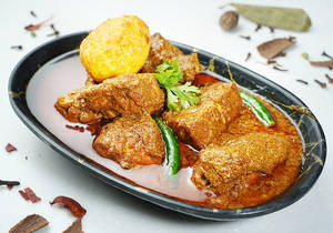 Bengali Style Chicken Dak Bungalow(3 Pieces With Aloo And Fried Egg)