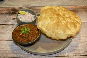 Chole Bhature (2 Pcs)