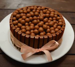Birthday Special Kitkat Chocolate Cake