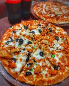 Thin Crust Chilly Paneer Pizza