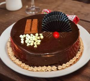 Eggless Signature Chocolate Cake - Kitkat Garnish [500 grams]