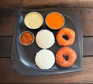 Idli Mendu Vada Sambar chutney Mix (2Ldli + 2  Mendu Vada)