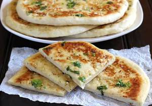 Cheese garlic naan