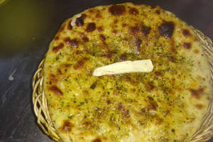 1 Amritsari Naan With Curd