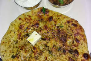 Stuffed naan with curd