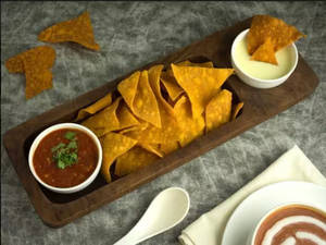 Nachos With Cheese Sauce & Salsa (200G)